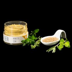 Der „Bio Kräuter Senf – Der Würzige“ ist die perfekte Wahl für alle, die eine kräftige, aromatische Würze schätzen. Dieser Senf besticht durch seine fein abgestimmte Kombination aus hochwertigen Senfsaaten und einer Auswahl frischer Kräuter wie Majoran, Oregano, Bohnenkraut und Zitronenthymian – alle aus biologischem Anbau. Der Geschmack ist würzig und deftig, ideal für den Einsatz in Dressings, als Begleiter zu Fisch und zur Wurst. Unsere sorgfältige Herstellungsmethode, die auf traditioneller Kaltmahlung basiert, bewahrt die intensiven Aromen und die natürlichen Inhaltsstoffe der Rohkostqualität. Dieser Bio-Senf wird aus Zutaten hergestellt, die aus Bayern, Deutschland und Österreich stammen, und erfüllt die strengen Bioland-Standards, wie durch das EU-Bio-Logo bestätigt. „Der Würzige“ ist mehr als nur ein Senf – er ist ein Statement für nachhaltigen Genuss und beste Qualität aus Tirol. Für alle, die das Besondere suchen, empfehlen wir unser Senf-Abo, das neben unserem Kräuter Senf auch exklusive und limitierte Sorten enthält, die nur im Abo verfügbar sind.