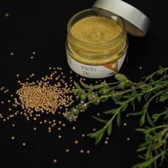 Der „Bio Kräuter Senf – Der Würzige“ ist die perfekte Wahl für alle, die eine kräftige, aromatische Würze schätzen. Dieser Senf besticht durch seine fein abgestimmte Kombination aus hochwertigen Senfsaaten und einer Auswahl frischer Kräuter wie Majoran, Oregano, Bohnenkraut und Zitronenthymian – alle aus biologischem Anbau. Der Geschmack ist würzig und deftig, ideal für den Einsatz in Dressings, als Begleiter zu Fisch und zur Wurst. Unsere sorgfältige Herstellungsmethode, die auf traditioneller Kaltmahlung basiert, bewahrt die intensiven Aromen und die natürlichen Inhaltsstoffe der Rohkostqualität. Dieser Bio-Senf wird aus Zutaten hergestellt, die aus Bayern, Deutschland und Österreich stammen, und erfüllt die strengen Bioland-Standards, wie durch das EU-Bio-Logo bestätigt. „Der Würzige“ ist mehr als nur ein Senf – er ist ein Statement für nachhaltigen Genuss und beste Qualität aus Tirol. Für alle, die das Besondere suchen, empfehlen wir unser Senf-Abo, das neben unserem Kräuter Senf auch exklusive und limitierte Sorten enthält, die nur im Abo verfügbar sind.