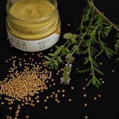 Der „Bio Kräuter Senf – Der Würzige“ ist die perfekte Wahl für alle, die eine kräftige, aromatische Würze schätzen. Dieser Senf besticht durch seine fein abgestimmte Kombination aus hochwertigen Senfsaaten und einer Auswahl frischer Kräuter wie Majoran, Oregano, Bohnenkraut und Zitronenthymian – alle aus biologischem Anbau. Der Geschmack ist würzig und deftig, ideal für den Einsatz in Dressings, als Begleiter zu Fisch und zur Wurst. Unsere sorgfältige Herstellungsmethode, die auf traditioneller Kaltmahlung basiert, bewahrt die intensiven Aromen und die natürlichen Inhaltsstoffe der Rohkostqualität. Dieser Bio-Senf wird aus Zutaten hergestellt, die aus Bayern, Deutschland und Österreich stammen, und erfüllt die strengen Bioland-Standards, wie durch das EU-Bio-Logo bestätigt. „Der Würzige“ ist mehr als nur ein Senf – er ist ein Statement für nachhaltigen Genuss und beste Qualität aus Tirol. Für alle, die das Besondere suchen, empfehlen wir unser Senf-Abo, das neben unserem Kräuter Senf auch exklusive und limitierte Sorten enthält, die nur im Abo verfügbar sind.