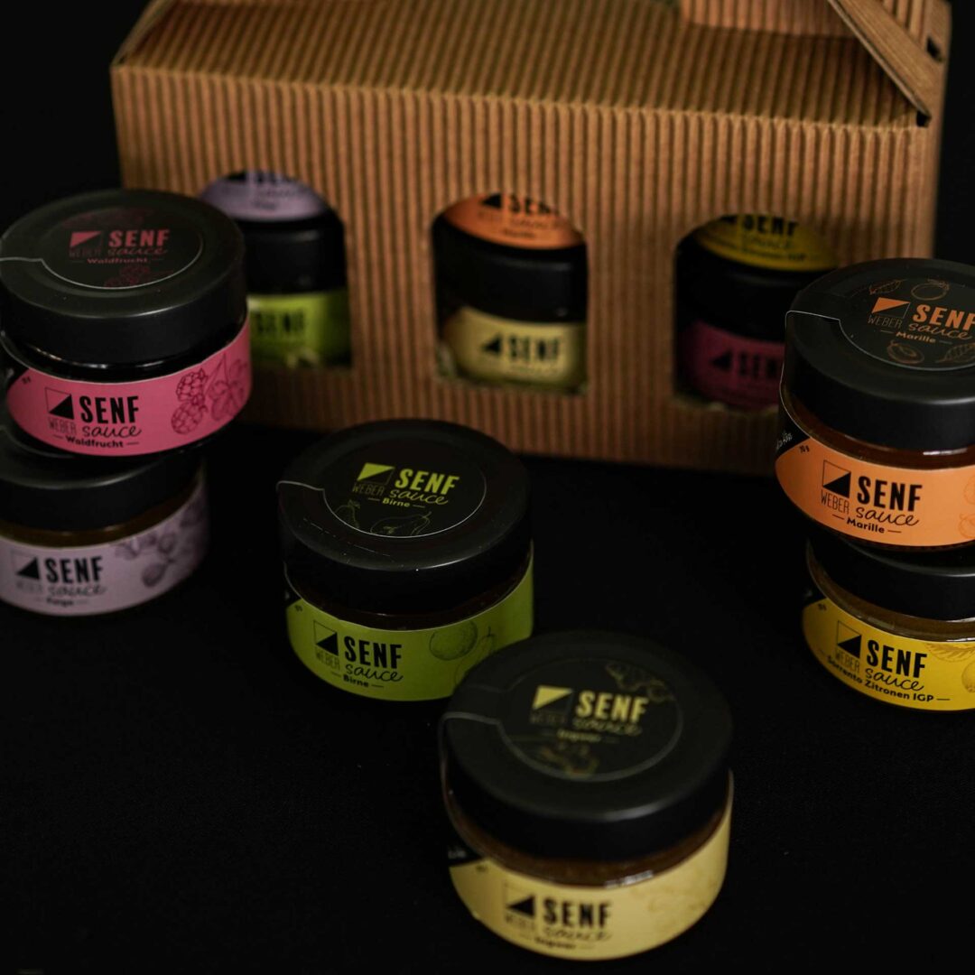 Lust auf Abwechslung? Mit unserem 6er-Set Senfsaucen bekommst du alle sechs Sorten in praktischen 70 g Gläsern – perfekt zum Probieren, als Geschenk oder um deinen Speisen eine besondere Note zu verleihen. Jede Sauce vereint die Süße kandierter Früchte mit feinem Senföl – ein völlig neues Geschmackserlebnis, das perfekt zu Käse, Raclette, Fleisch oder sogar Desserts passt.