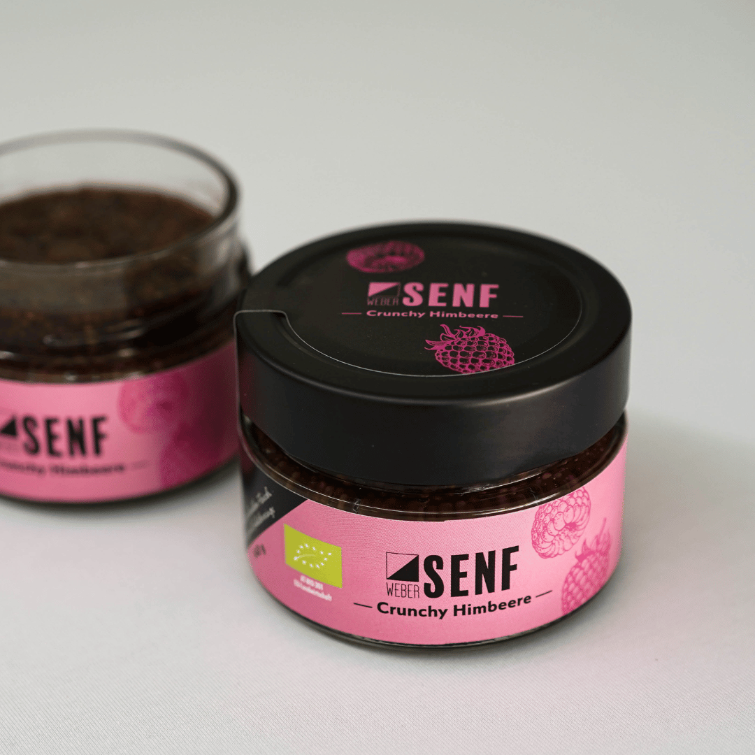 Fruchtige Himbeeren treffen auf unsere schonend kaltgemahlenen Bio-Senfsaaten und sorgen gemeinsam für ein außergewöhnliches Geschmackserlebnis. Die feine Süße der Himbeeren harmoniert perfekt mit der angenehmen Würze des Senfs, während die knackigen Senfkörner für den typischen Crunch sorgen.