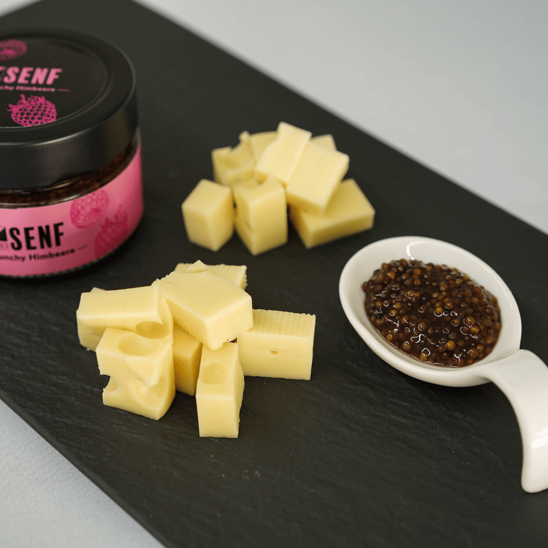 Fruchtige Himbeeren treffen auf unsere schonend kaltgemahlenen Bio-Senfsaaten und sorgen gemeinsam für ein außergewöhnliches Geschmackserlebnis. Die feine Süße der Himbeeren harmoniert perfekt mit der angenehmen Würze des Senfs, während die knackigen Senfkörner für den typischen Crunch sorgen.