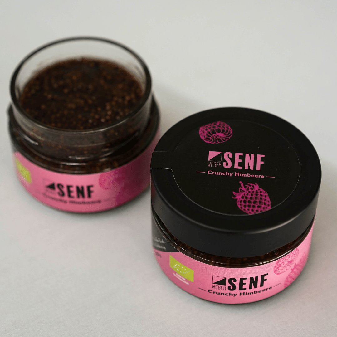Fruchtige Himbeeren treffen auf unsere schonend kaltgemahlenen Bio-Senfsaaten und sorgen gemeinsam für ein außergewöhnliches Geschmackserlebnis. Die feine Süße der Himbeeren harmoniert perfekt mit der angenehmen Würze des Senfs, während die knackigen Senfkörner für den typischen Crunch sorgen.